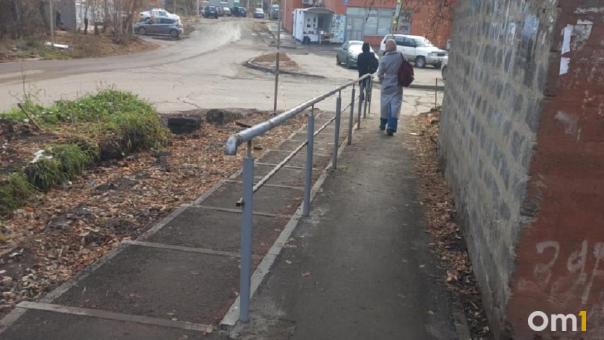 Безопасность для пешеходов: в Омске установили тротуар с поручнями и ступеньками