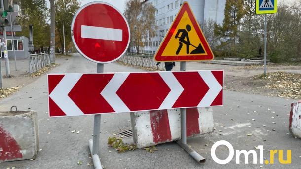 На омском перекрёстке появилась яма шириной с полосу
