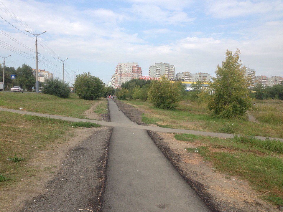 Омск частные. Кировский район Омск. Новый тротуар в Кировском округе города Омска. Летний Омск частный сектор. Дорога через частный сектор на выборную.