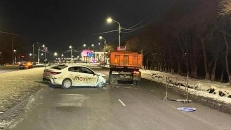 В Омске пьяный водитель влетел в ограждающие знаки, а после столкнулся с КамАЗом