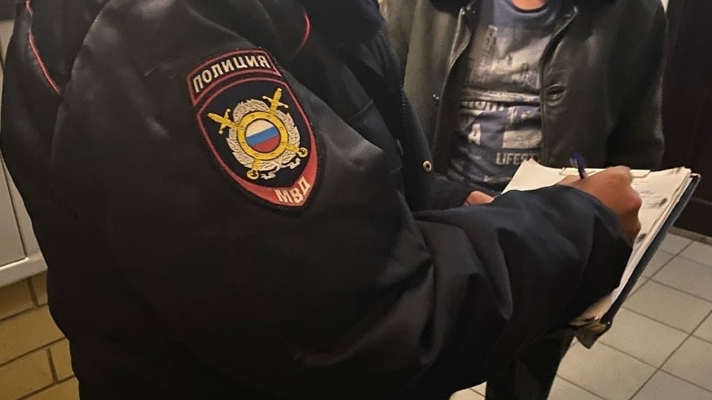 Легкоатлета в сине-жёлтой футболке задержали после полумарафона Раевича в Новосибирске