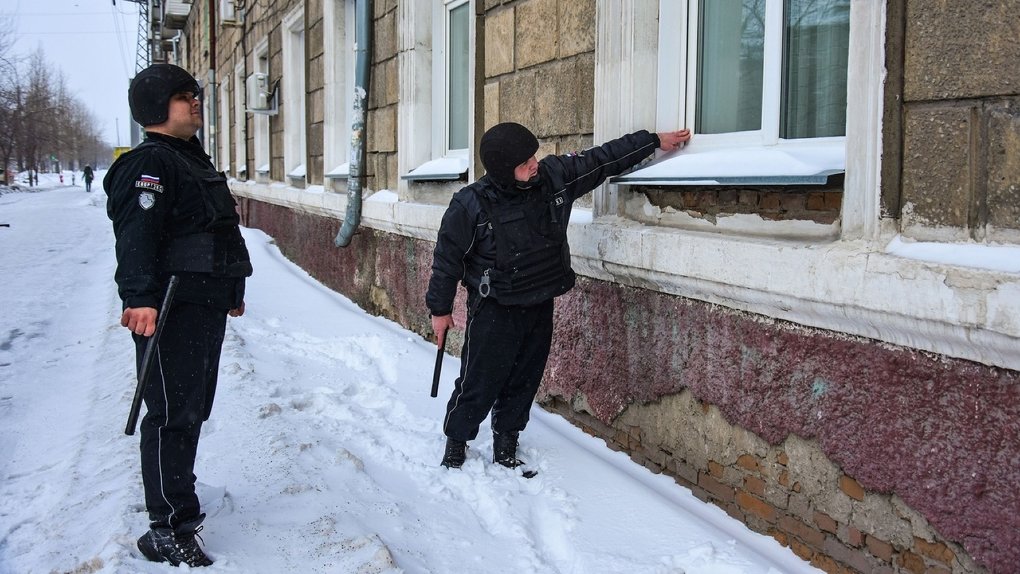 В Новосибирске неизвестные обстреляли из «воздушки» здание на улице Дмитрия Донского