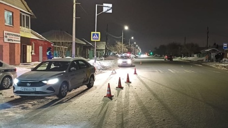 В больнице с тяжёлыми травмами: машина такси сбила двух пешеходов на «зебре»