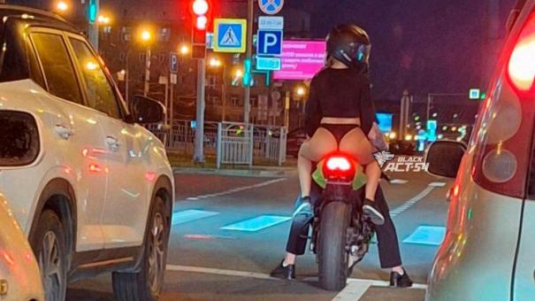 Мотоциклист с обнажённой пассажиркой вызвал бурю хейта в Новосибирске