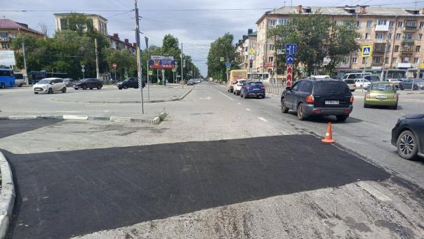 В Омске устранили яму на проспекте Мира, куда провалилась машина