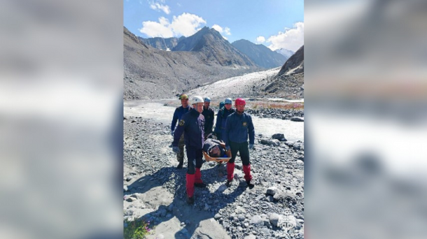 Травмировал голову: упавшего у ледника пожилого омича эвакуировали вертолётом