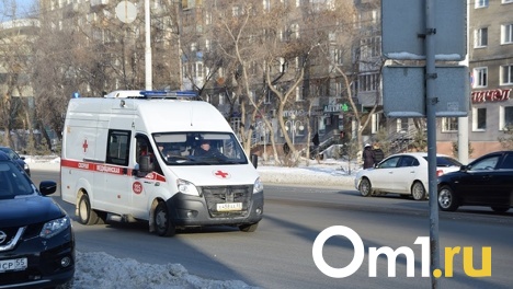 Омич проломил себе череп, упав с крыши контейнера