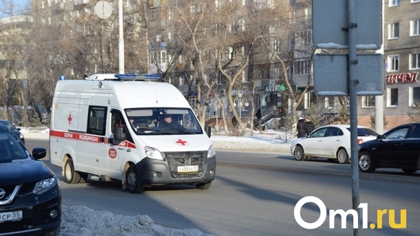 Омич проломил себе череп, упав с крыши контейнера