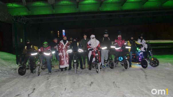 Курьеры устроили новогодние гонки у метромоста в Омске