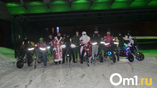 Курьеры устроили новогодние гонки у метромоста в Омске