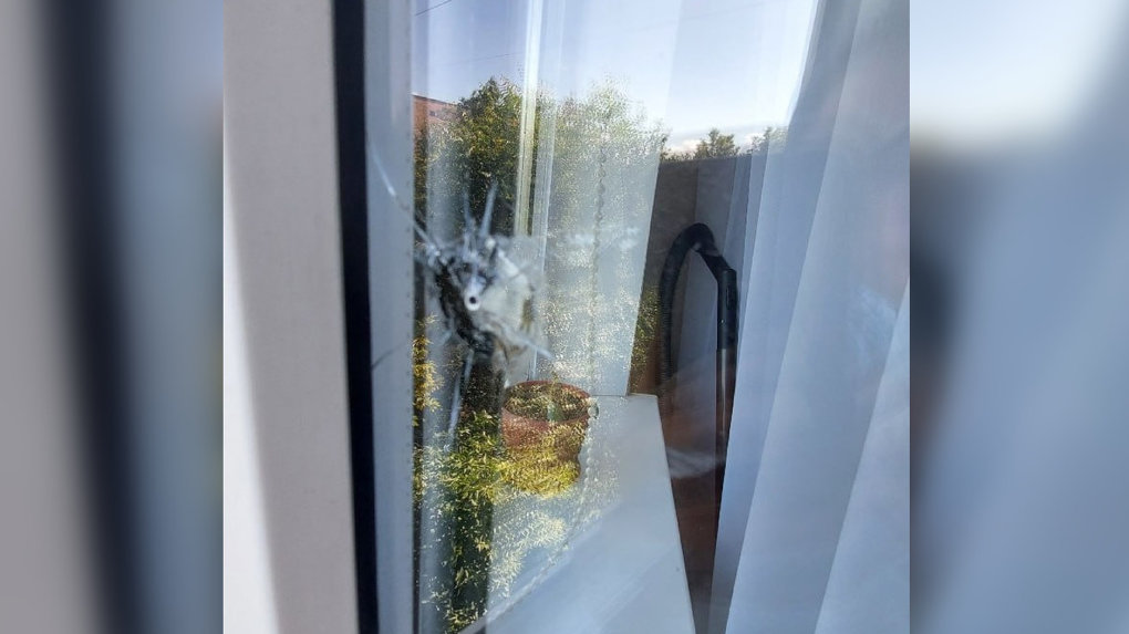 Омичке прострелили окно в квартире