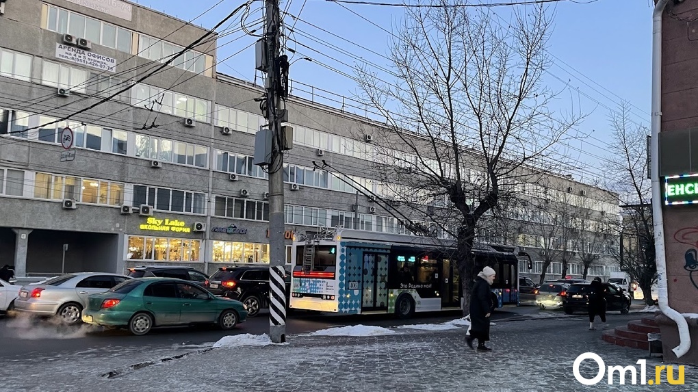 В Омске с Ленинградского моста убрали контактную сеть троллейбусов