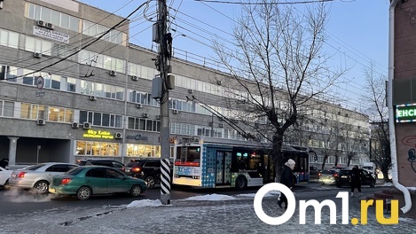 В Омске с Ленинградского моста убрали контактную сеть троллейбусов