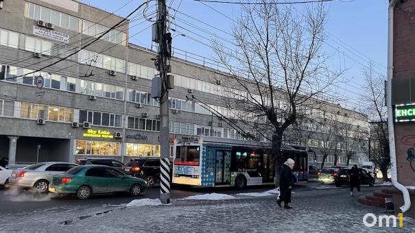 В Омске с Ленинградского моста убрали контактную сеть троллейбусов