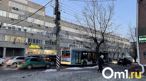 В Омске с Ленинградского моста убрали контактную сеть троллейбусов