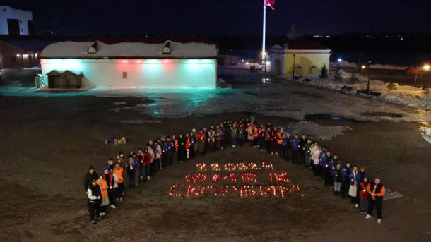 Омская молодёжь создала огненную картину в память о погибших при теракте в «Крокус Сити Холле»