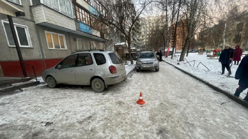 Автомобиль насмерть сбил ребёнка двигаясь задом во дворе Новосибирска