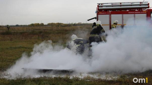 В омском поле загорелся комбайн