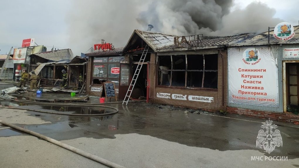 На выезде из Новосибирска в сторону Пашино загорелись два кафе, магазин и пристройка