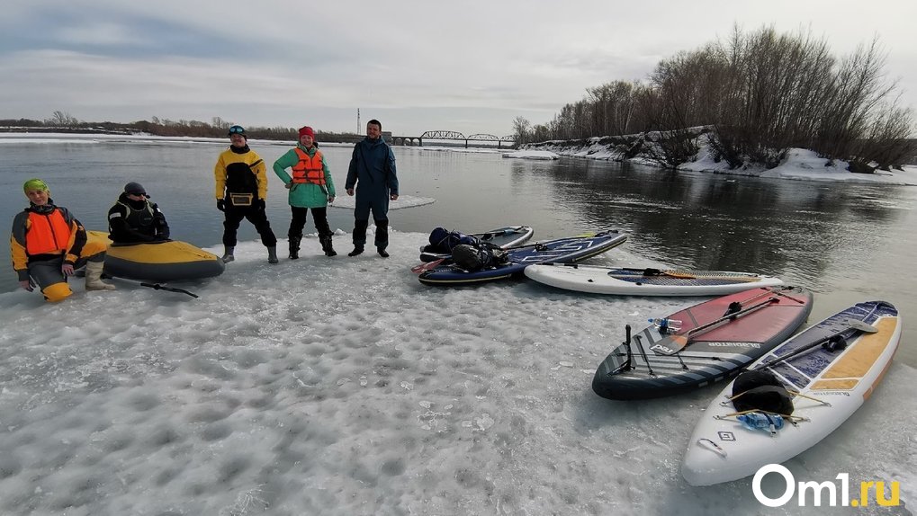 Жителей Новосибирска заметили катающимися на льдине. ВИДЕО