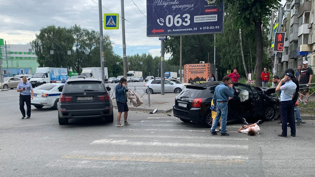 Водитель лежал на асфальте: Toyota столкнулась с машиной ДПС в Новосибирске. ФОТО