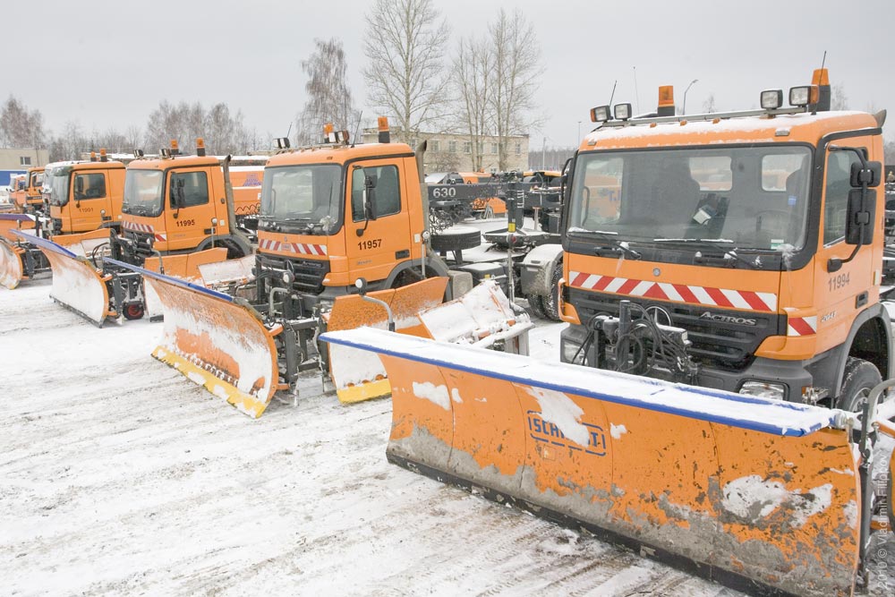 «Новогодняя суета»: дорожники усиленно расчищают Омск от снега