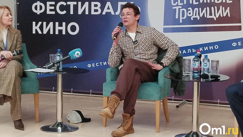 Актёр Никита Кологривый устроил драку в новосибирском ресторане и покусал официантку