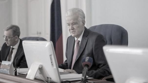 В Муромцевском районе объявлен траур из-за смерти спикера Заксобрания Владимира Варнавского