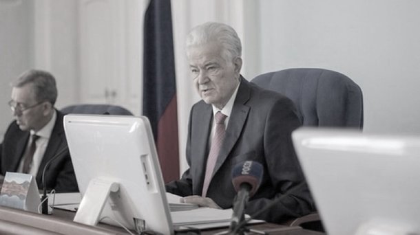 В Муромцевском районе объявлен траур из-за смерти спикера Заксобрания Владимира Варнавского