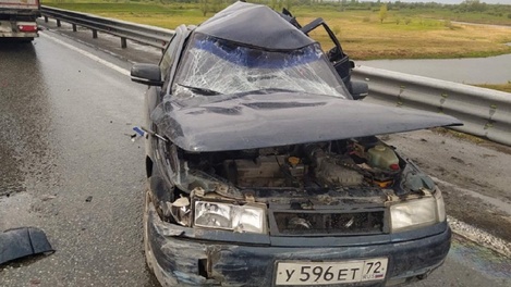 Водитель вылетел за ограждение. Грузовик Volvo снёс Lada на «трассе смерти» Тюмень – Омск