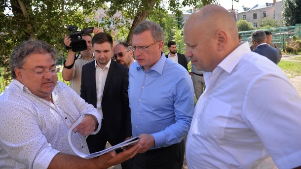 «Работа ведётся»: глава региона Александр Бурков объехал с проверками Ленинский округ Омска