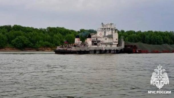 Чудом выжили: пенсионеры в Новосибирске оказались под баржей на Оби