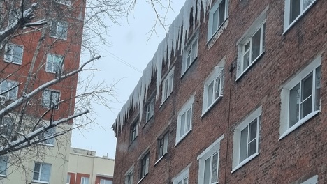 «Проверка на Ангела-хранителя?»: огромные сосульки на крыше дома могут грозить жизни омичей