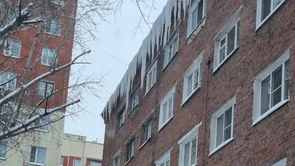 «Проверка на Ангела-хранителя?»: огромные сосульки на крыше дома могут грозить жизни омичей