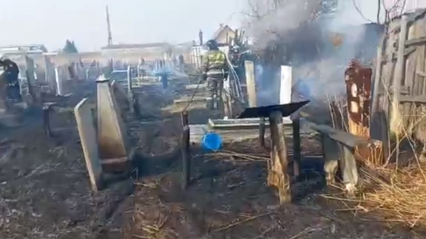Пожар в садоводстве «Спутник» в Омске дошёл до близлежащего кладбища