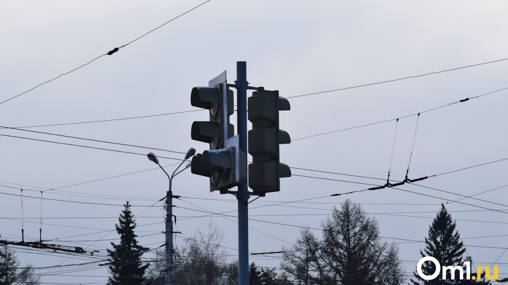 Жильцы проспекта Королёва в Омске оказались заблокированы в своём дворе из-за светофора