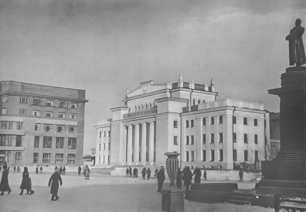 «Ленин умер, жив ленинизм»: Дом Ленина в Новосибирске — от агитационного центра до концертного зала