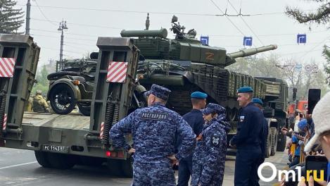 В центр Омска начали свозить боевую технику