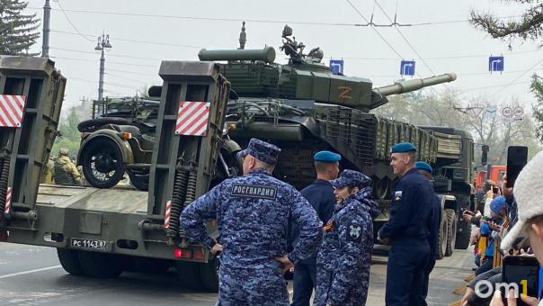 В центр Омска начали свозить боевую технику