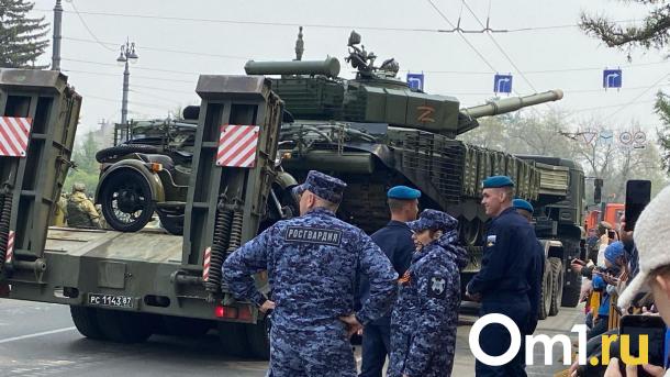 В центр Омска начали свозить боевую технику