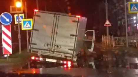 «Газель» провалилась в дорожную яму под Новосибирском. ВИДЕО
