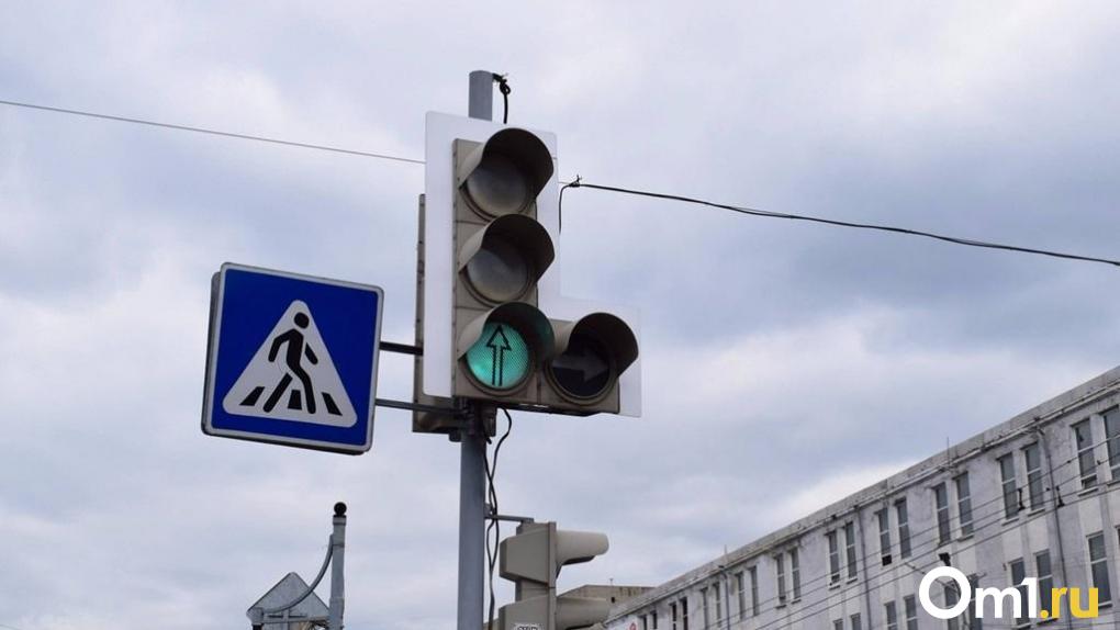 На омском бульваре Архитекторов изменили работу светофоров, на которые жаловались местные жители