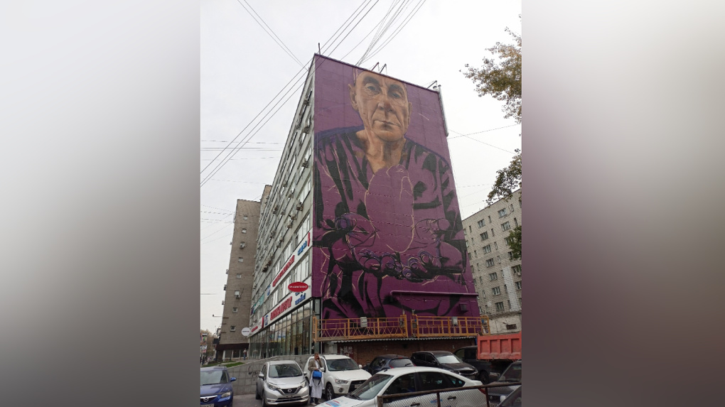 Доктора с огромным сердцем в руках нарисовал мексиканец в центре Новосибирска