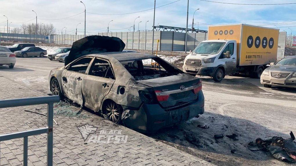 В Новосибирске на улице Ватутина сгорел автомобиль