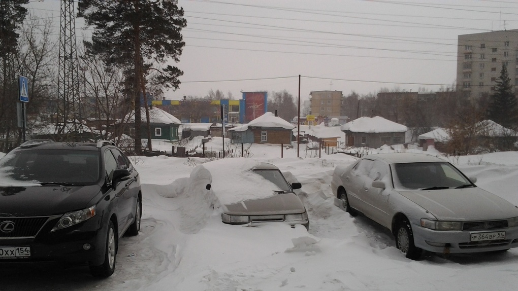 Омских водителей просят быть внимательней из-за снегопада