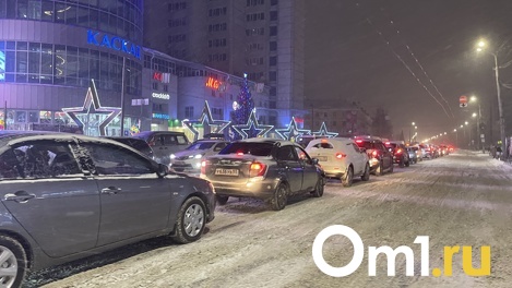 «Поеду пораньше, чтобы не стоять»: Омск с утра встал в 8-балльные пробки