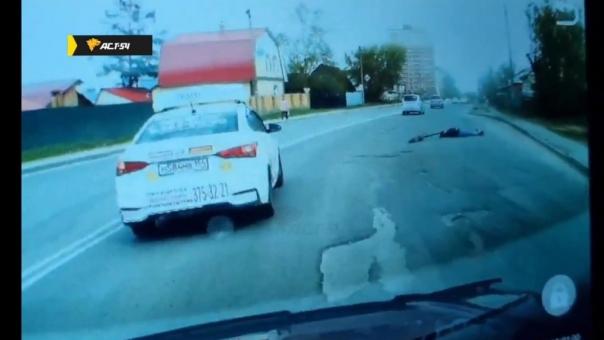 Пьяная девушка упала с электросамоката на проезжую часть в Новосибирске