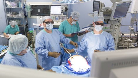 В новосибирской клинике Мешалкина прооперировали 67-летнего пациента со сложной опухолью в кишечнике