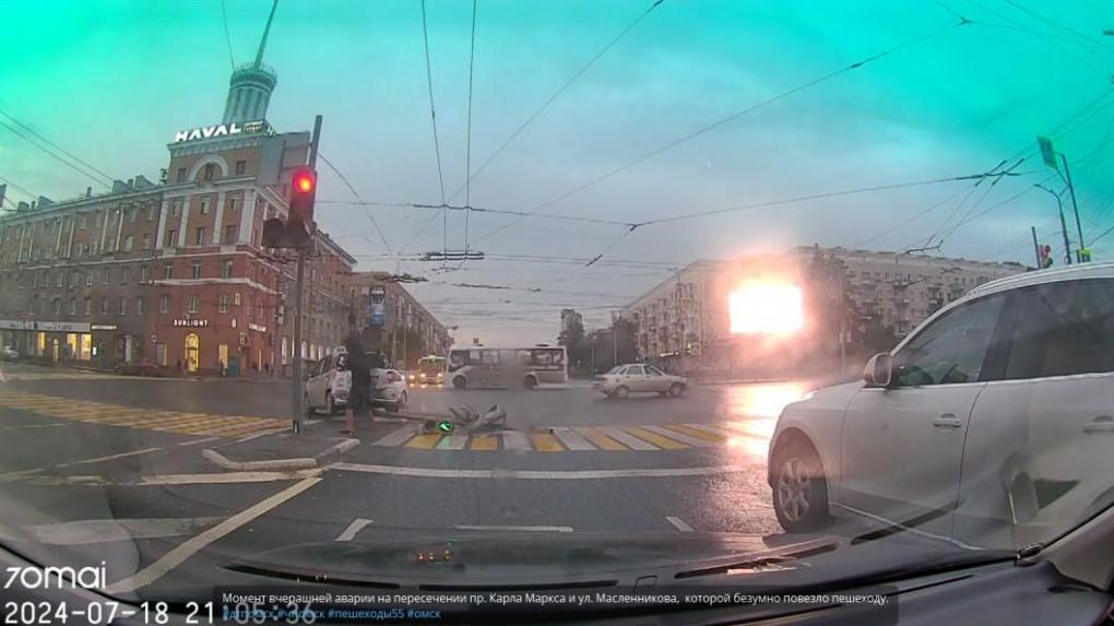 Появилось видео с места ДТП, где омич чудом спасся от упавшего светофора