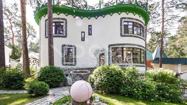 За 75 млн рублей выставили на продажу коттедж-мозаику в Новосибирске. ФОТО